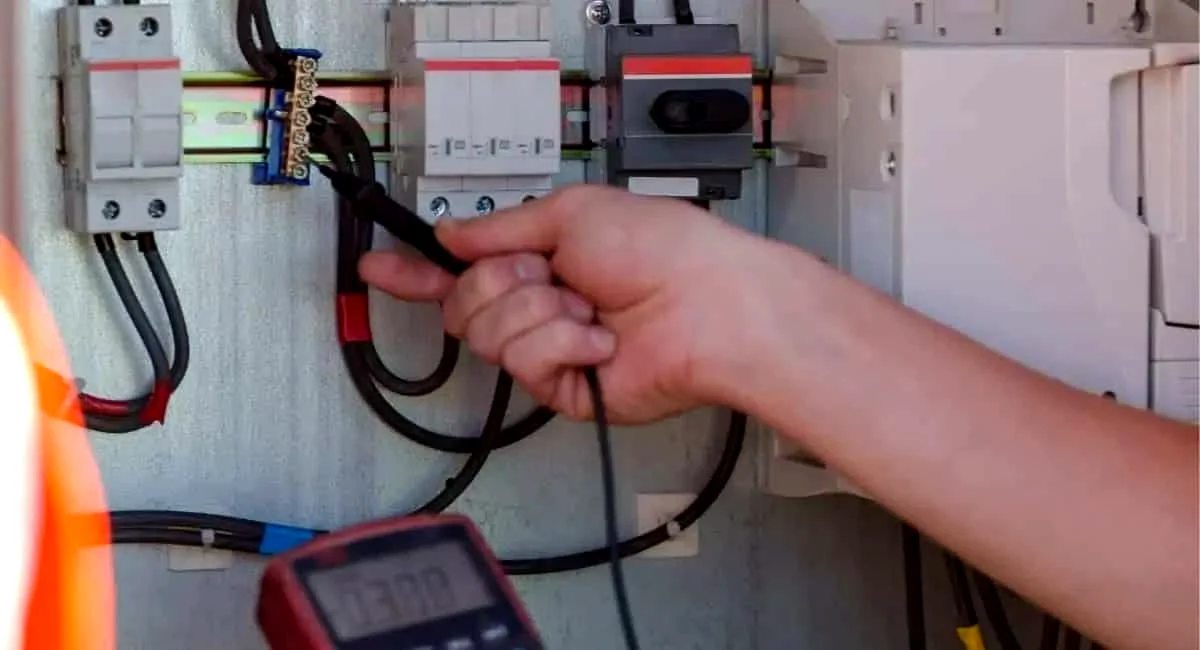 How Many Amps Does a 300 Watt Solar Panel Produce?
