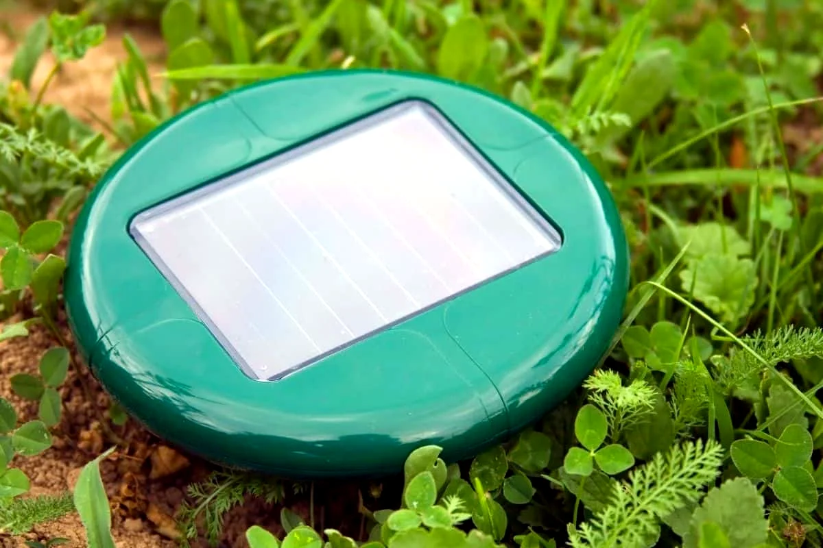 how do sonic mole repellers work